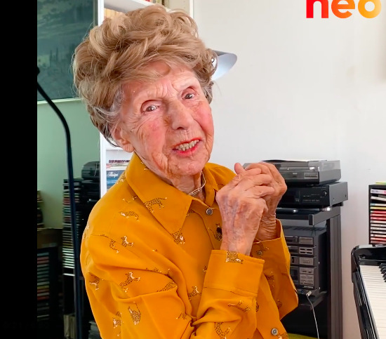 image lien : Colette, toujours pianiste et toujours gaie, à bientôt 107 ans